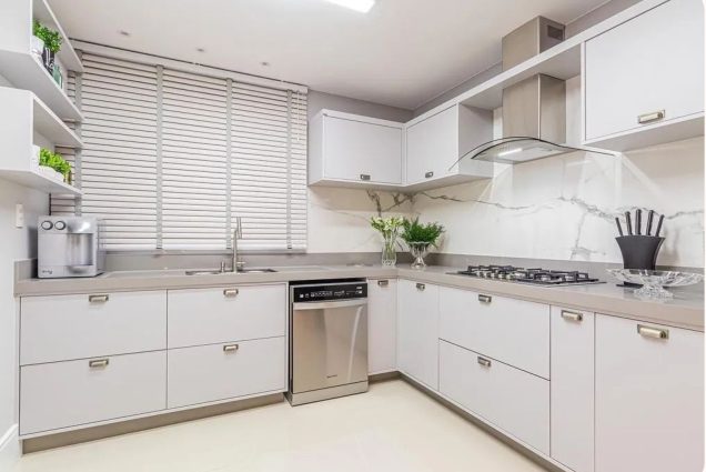 Cozinha planejada branca em L