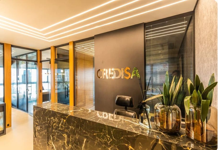 Recepção corporativa em mármore da Credisa