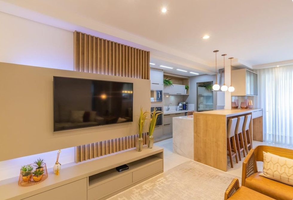 Sala e cozinha integradas com marcenaria em madeira